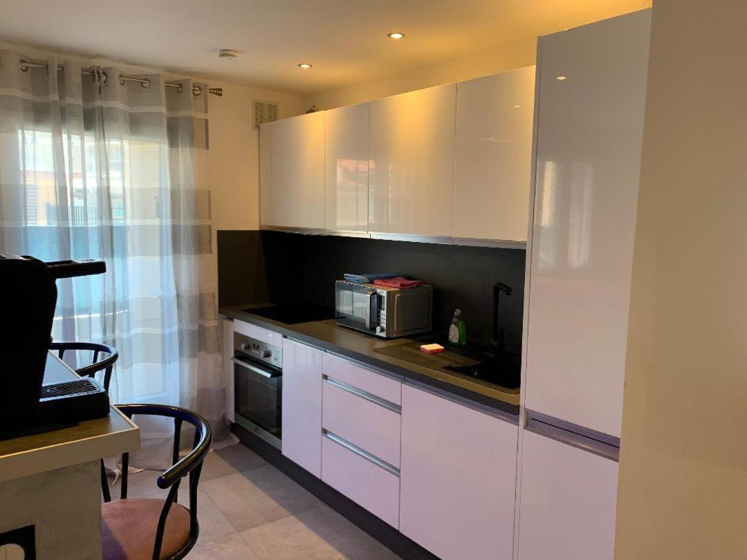 Grand Studio Tres Agreable Avec Bar, Cuisine Et Terrasse Cagnes-sur-Mer Esterno foto