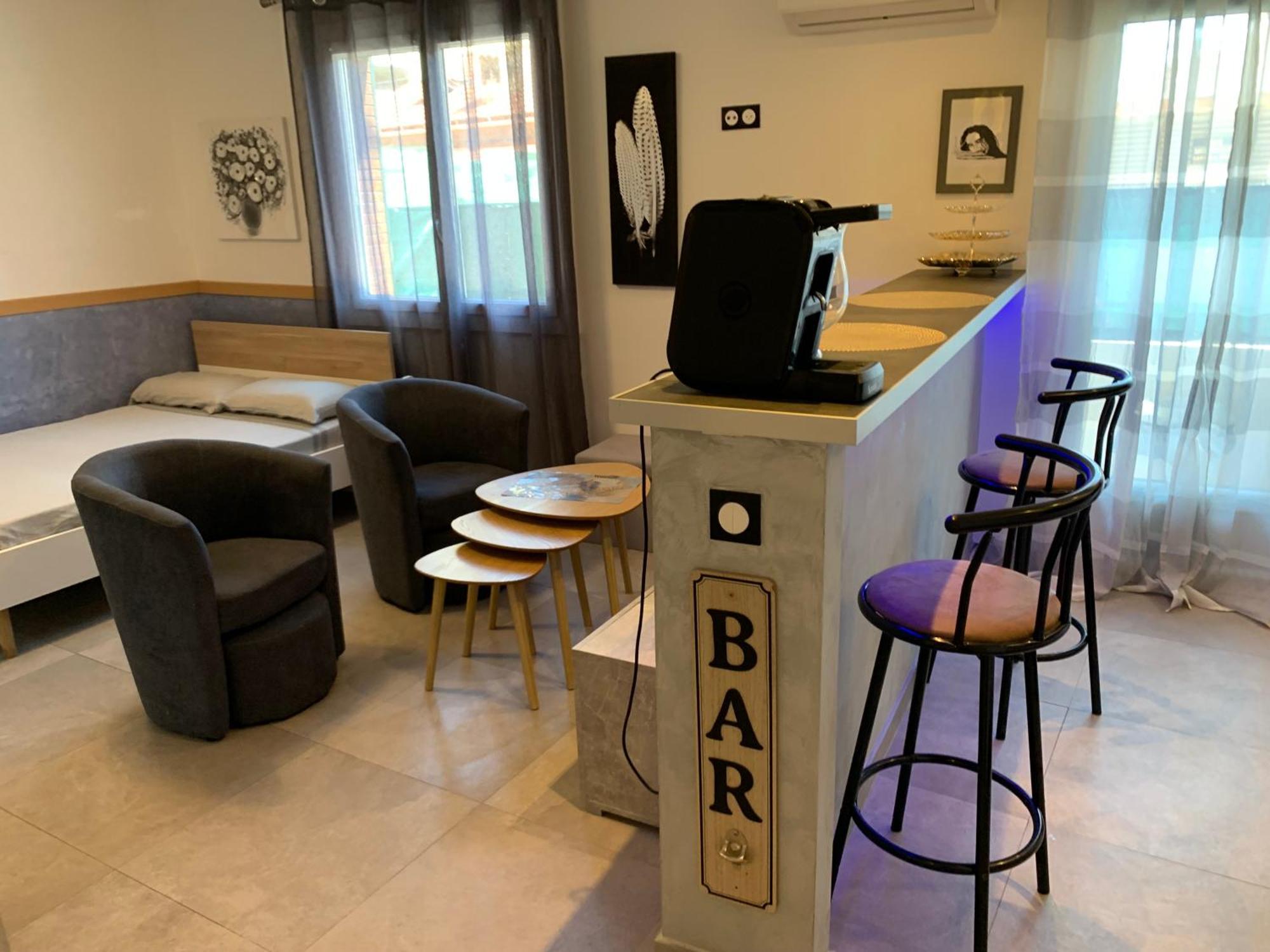 Grand Studio Tres Agreable Avec Bar, Cuisine Et Terrasse Cagnes-sur-Mer Esterno foto